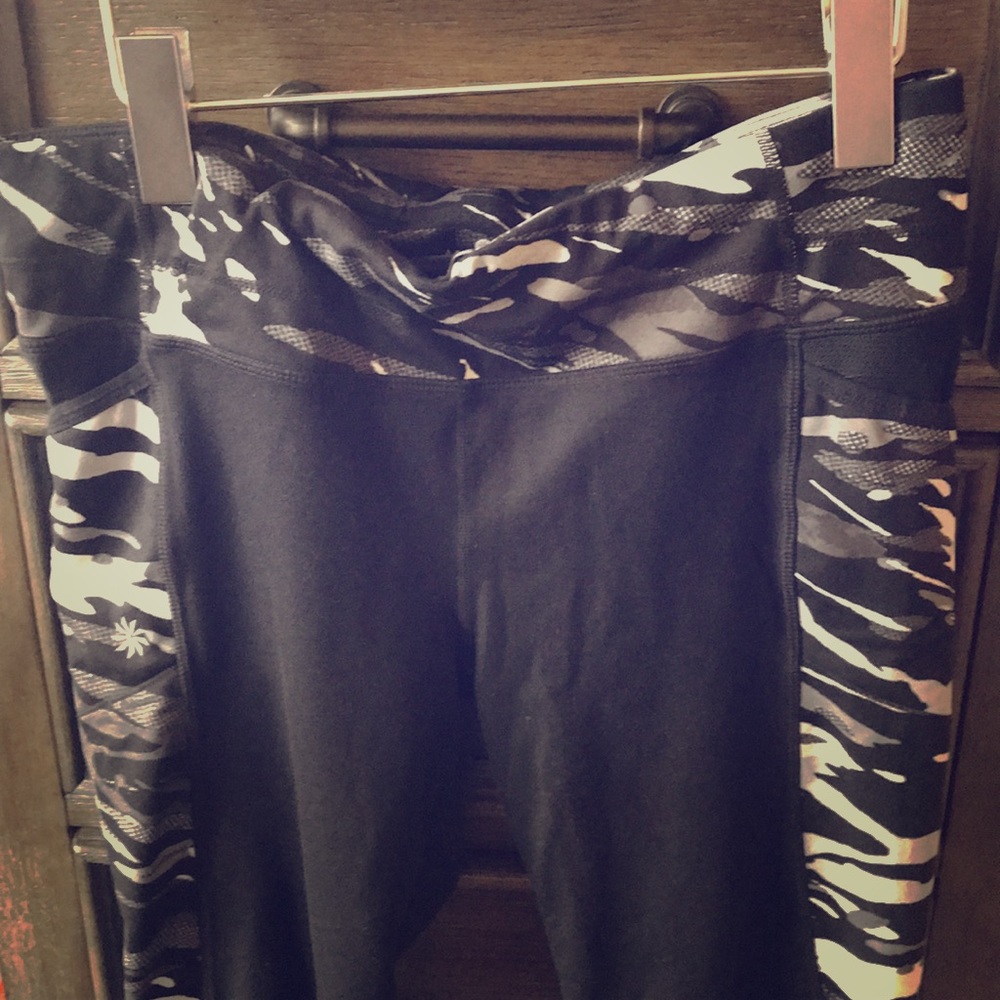 Athleta knicker length workout pants